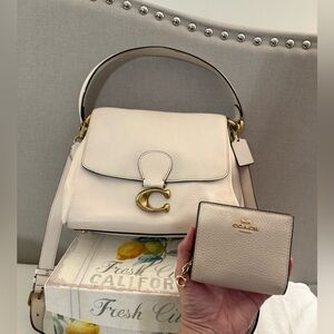 ❤️ Coach Signature Ivory pebbled leather and Bifold wallet